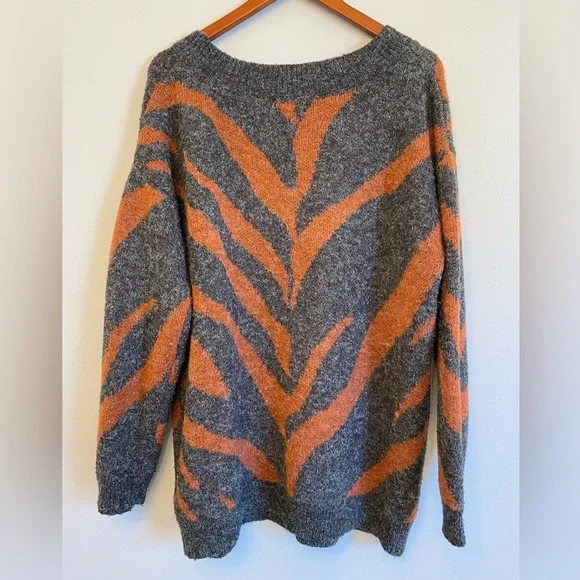 Sweater - Picture 2 of 5